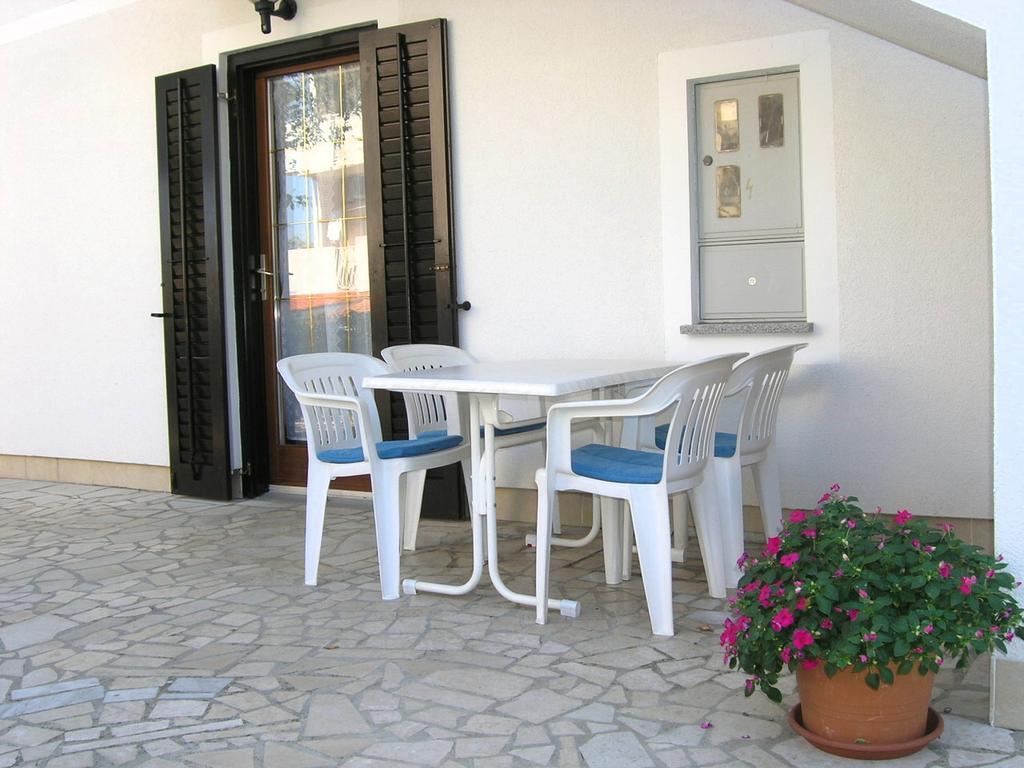Apartmani Dolencic Krk Town Exterior foto