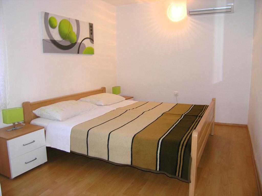 Apartmani Dolencic Krk Town Exterior foto