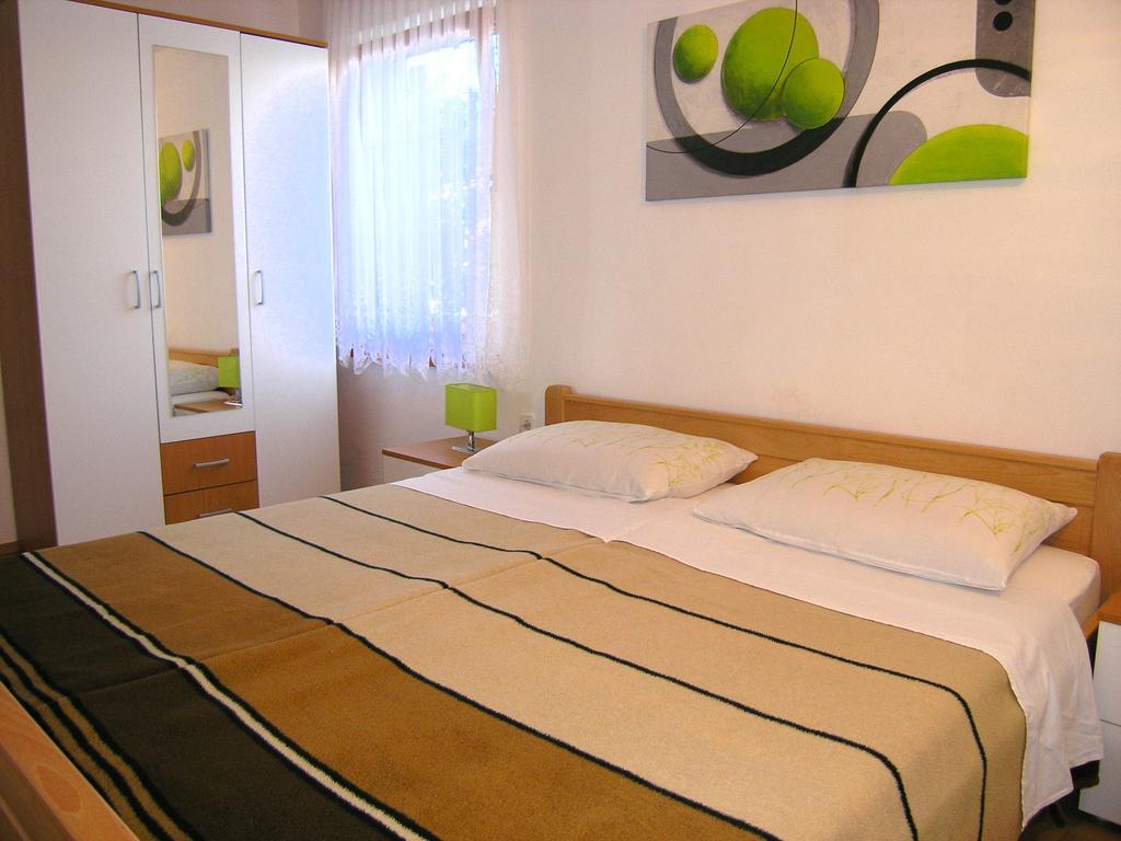 Apartmani Dolencic Krk Town Exterior foto