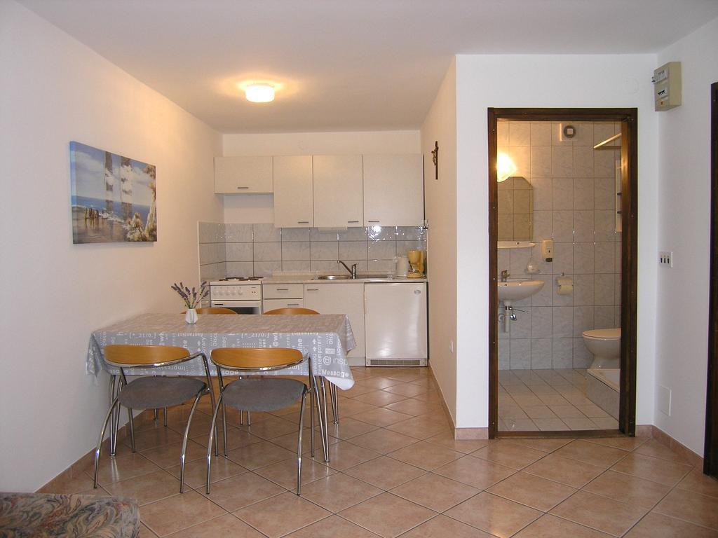 Apartmani Dolencic Krk Town Exterior foto
